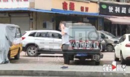 车停在路边吃瓜,悠闲吃瓜，感受夏日时光