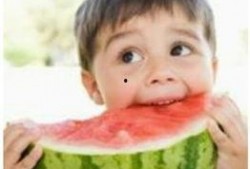 吃瓜小孩搞笑图片,吃瓜小孩的欢乐瞬间