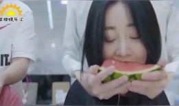 小姐姐约会吃瓜,吃瓜乐趣无限