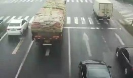 黑车吃瓜闯红灯,惊险一幕引发社会关注