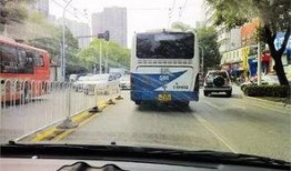 黑车吃瓜闯红灯,惊险一幕引发社会关注