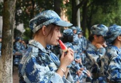 军训女孩吃瓜,一场甜蜜的“瓜”事