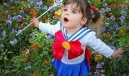 草坪吃瓜娃娃照,夏日欢乐时光