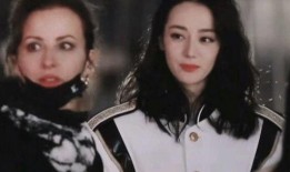 师姐在河边吃瓜