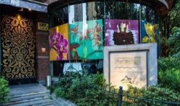 吃瓜群众吃瓜磐安宝龙广场,吃瓜群众的热闹聚集地