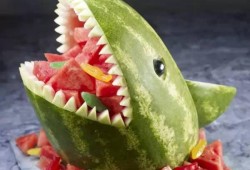 牛婶吃瓜,田园风光中的欢乐时光