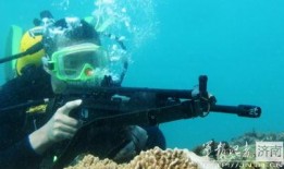 蛙人路边吃瓜,展现水下生活另一面