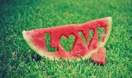 草坪吃瓜娃娃照片真实,夏日欢乐时光