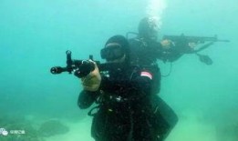 蛙人路边吃瓜,展现水下生活另一面