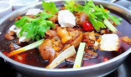 绕行在牛蹄 吃瓜,瓜田生趣