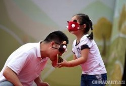 蒙眼比赛吃瓜,吃瓜高手们的视觉盛宴