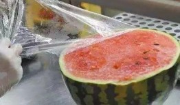 男子隔空吃瓜