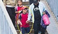 接小孩放学吃瓜