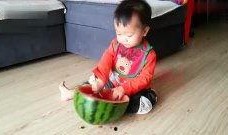 高考母子减压吃瓜视频,母子同框吃瓜，温馨视频走红网络