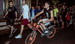 骑车吃瓜搞笑瞬间,吃瓜瞬间成网红打卡地