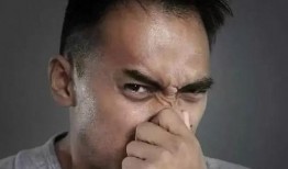 男子隔空吃瓜