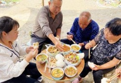 四个孩子下地摘瓜吃