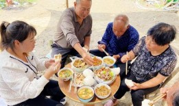 四个孩子下地摘瓜吃