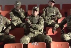 甘肃女军人吃瓜