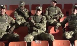 甘肃女军人吃瓜