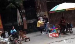 国外街边吃瓜群众动作