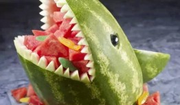 牛婶吃瓜,田园风光中的欢乐时光