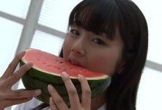 吃瓜两个女孩,两位女孩的甜蜜食趣