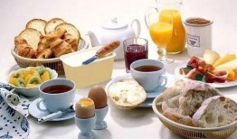 白衣教练挑杯吃瓜,一场别开生面的趣味挑战