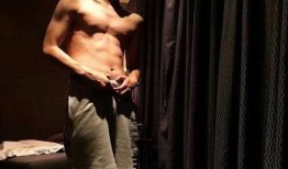 腹肌男吃瓜,揭秘健身达人的休闲时光