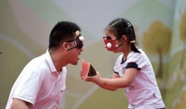 蒙眼比赛吃瓜,吃瓜高手们的视觉盛宴