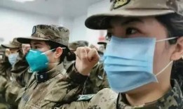 甘肃女军人吃瓜