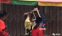 国外街边吃瓜群众动作
