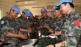 甘肃女军人吃瓜