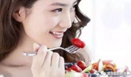 白衣教练挑杯吃瓜,一场别开生面的趣味挑战