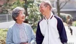 外国老人假装吃瓜图片,这表情太到位了！