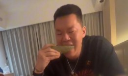 高考母子减压吃瓜视频,母子同框吃瓜，温馨视频走红网络